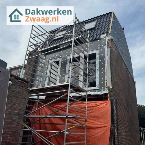 Een hellend dak met dakisolatie