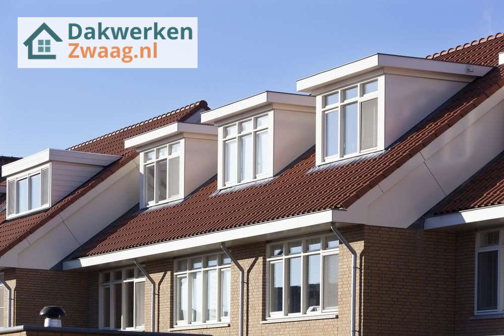 Hellend dak met dakkapellen