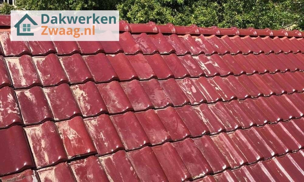 Rood pannendak aangelegd door dakdekker