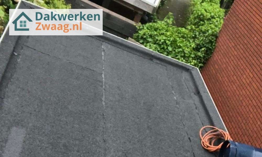 Wat kost een plat dak herstellen in Zwaag?